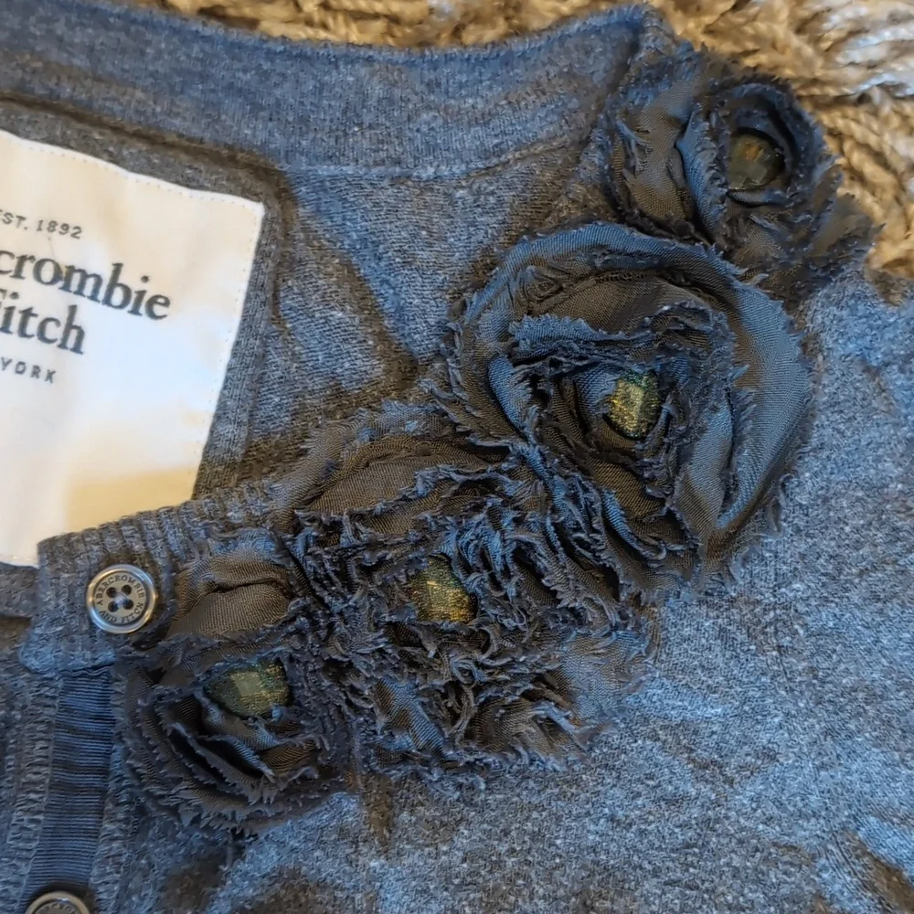 ⭐2/$20 Abercrombie & Fitch Gray Cardigan - Picture 5 of 6
